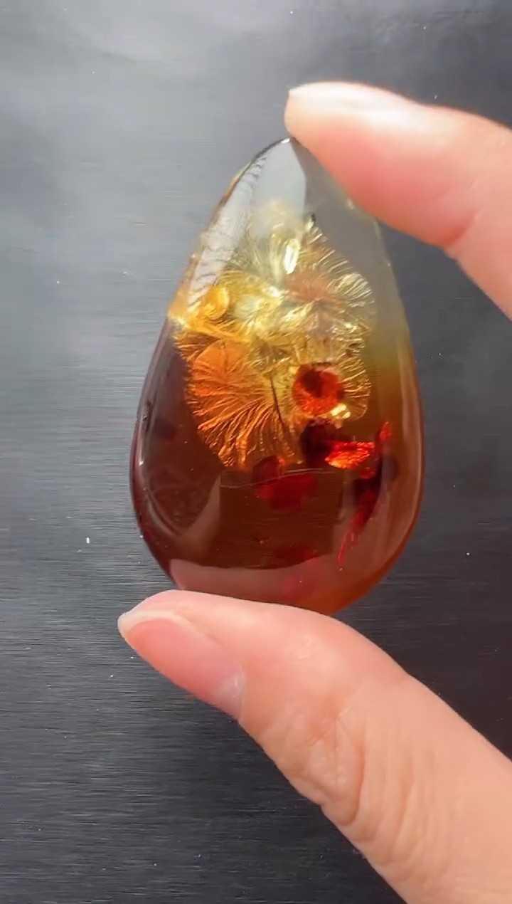 未镶嵌颈饰琥珀吊坠