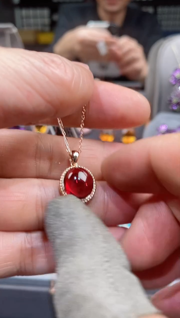 【闪购商品】石榴石吊坠18K金镶嵌石榴石吊坠 不含链