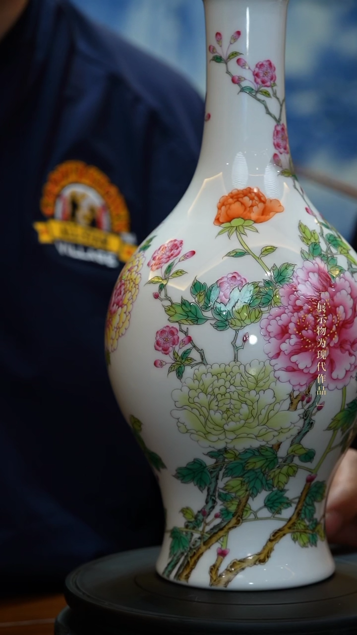 【闪购商品】粉彩牡丹纹橄榄瓶