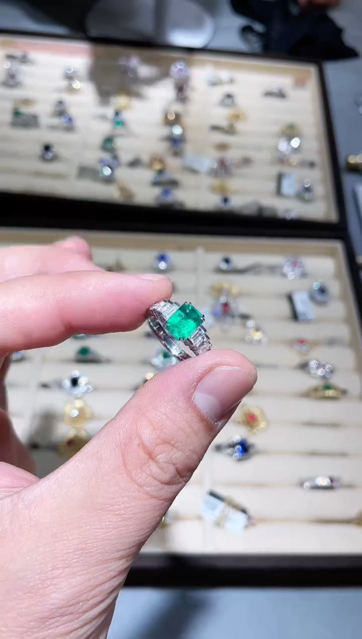 【闪购商品】祖母绿戒指18K金镶嵌1.6ct