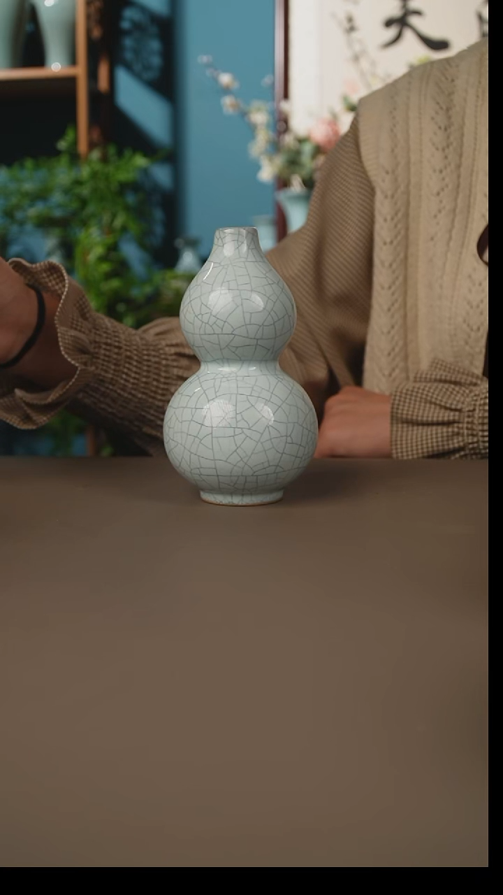 杯月白葫芦瓶        