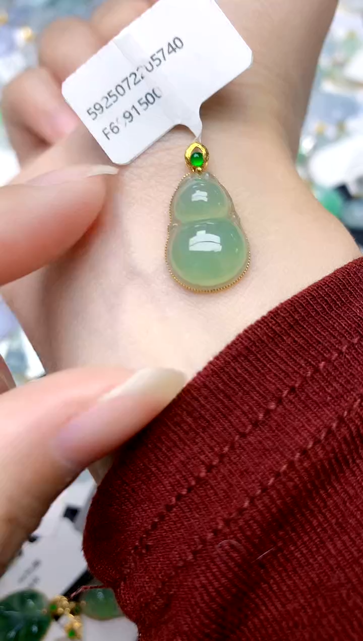颈饰18K金镶嵌翡翠天然A货翡翠