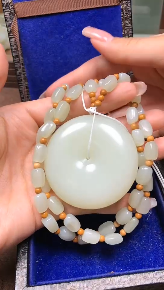 和田玉未镶嵌颈饰 何知道