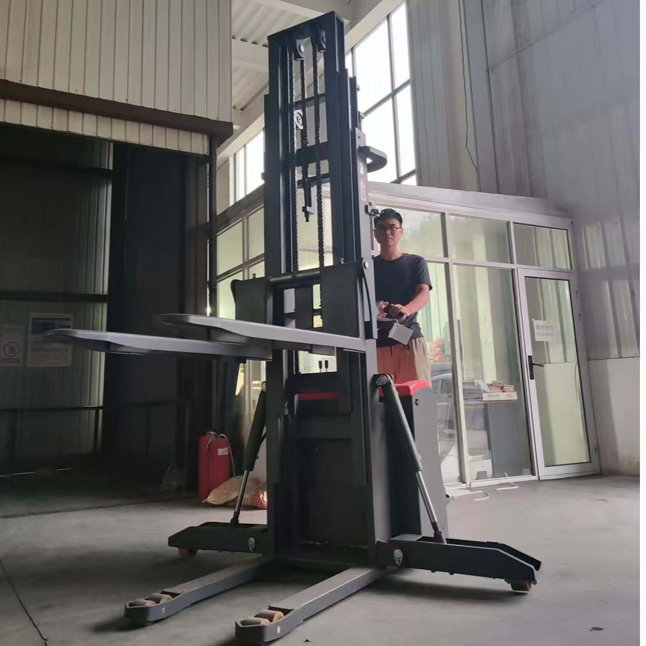 全电动堆高车液压升高车防侧翻装卸叉车托盘堆高堆垛车