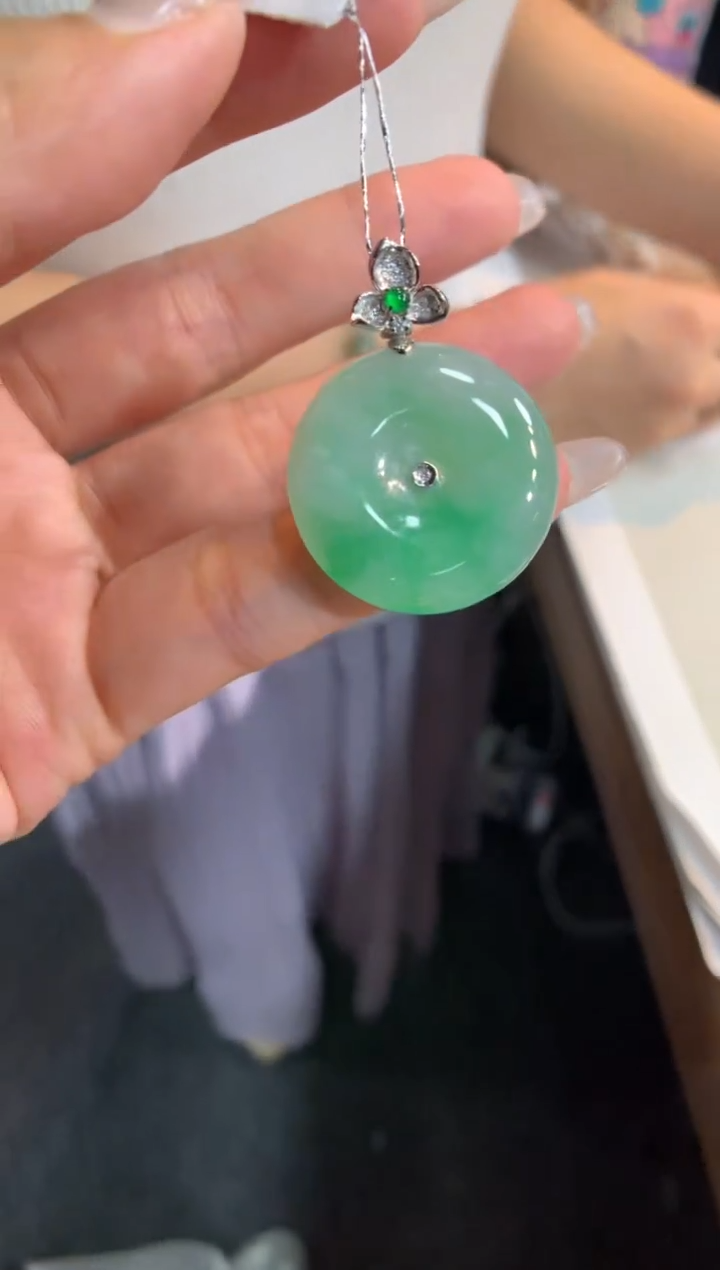 翡翠18K金镶嵌颈饰平安扣