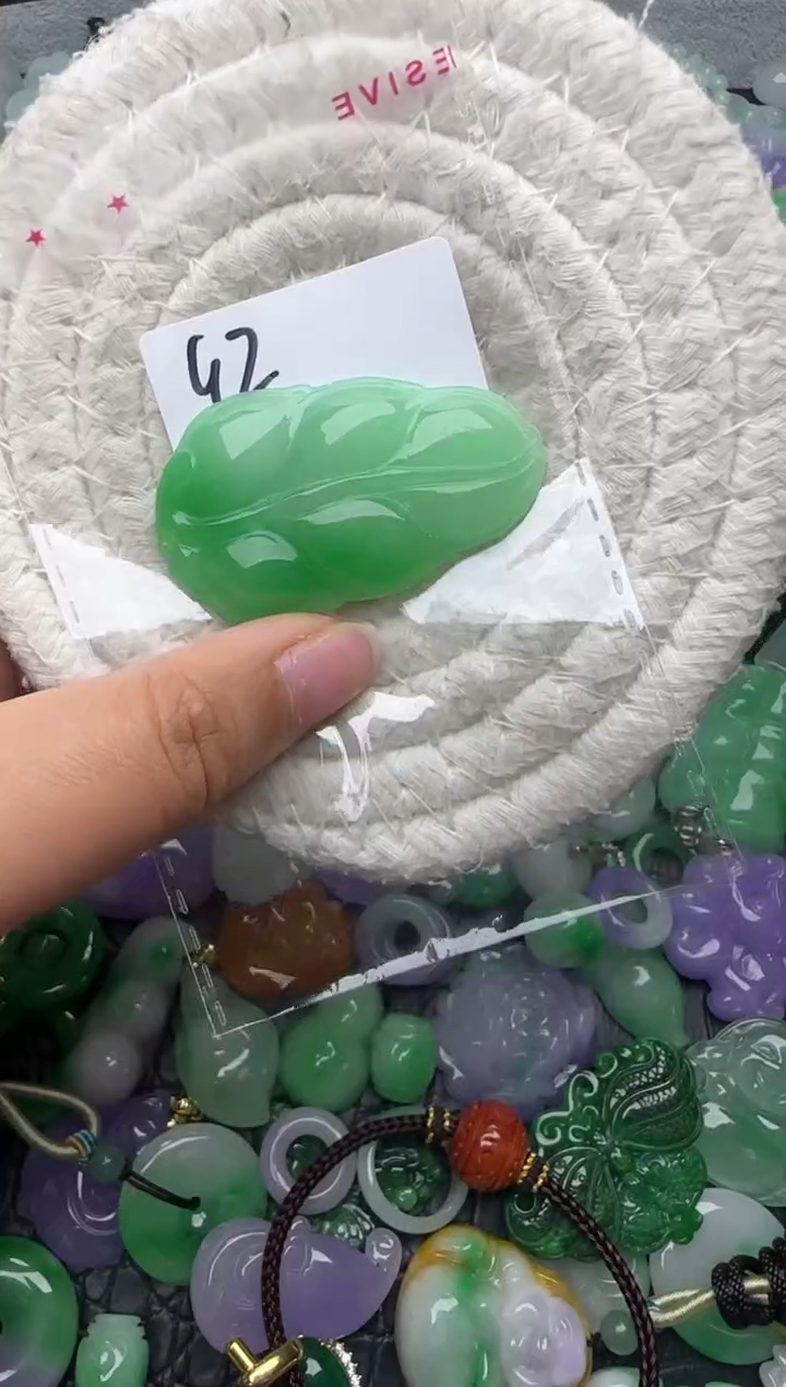 颈饰未镶嵌翡翠踏*行缅甸翡翠吊坠