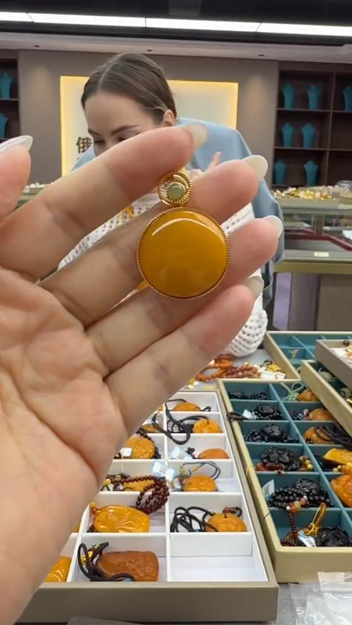 琥珀颈饰未镶嵌112秒拍号 假一罚三 