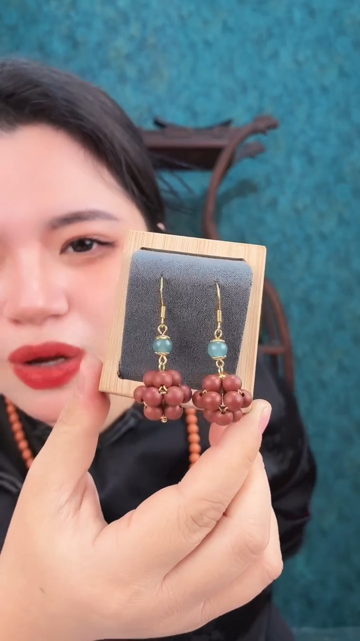 珠串红麝香方绣球耳环一对