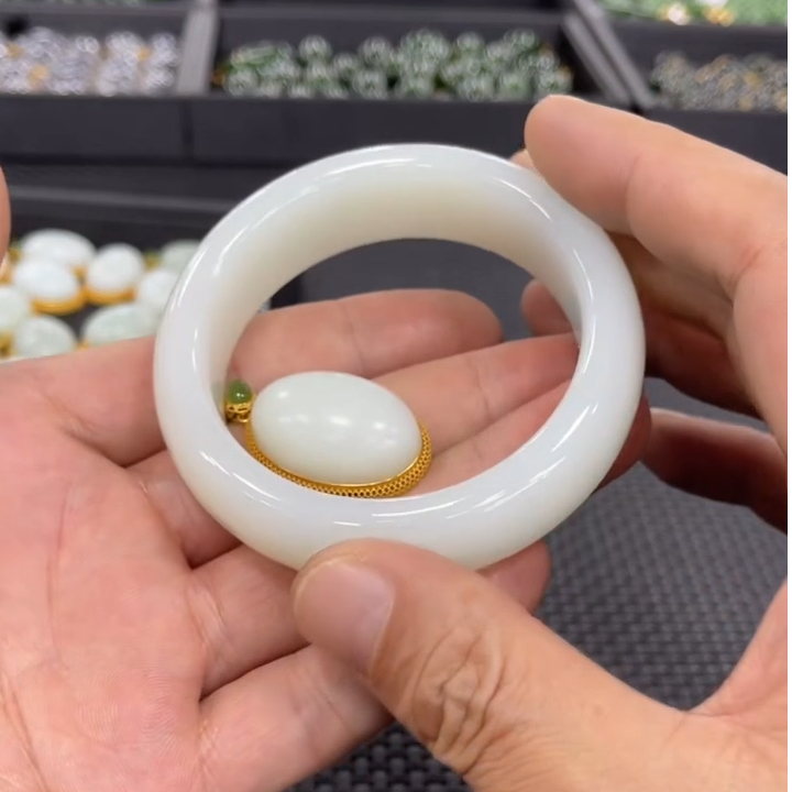 【老郑家】和田玉手镯一支+18K蛋面吊坠一套 (多样性发1件)