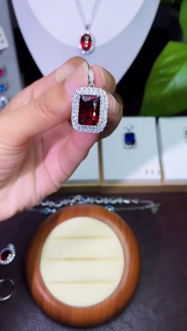 合金颈饰合成钻石红宝吊坠