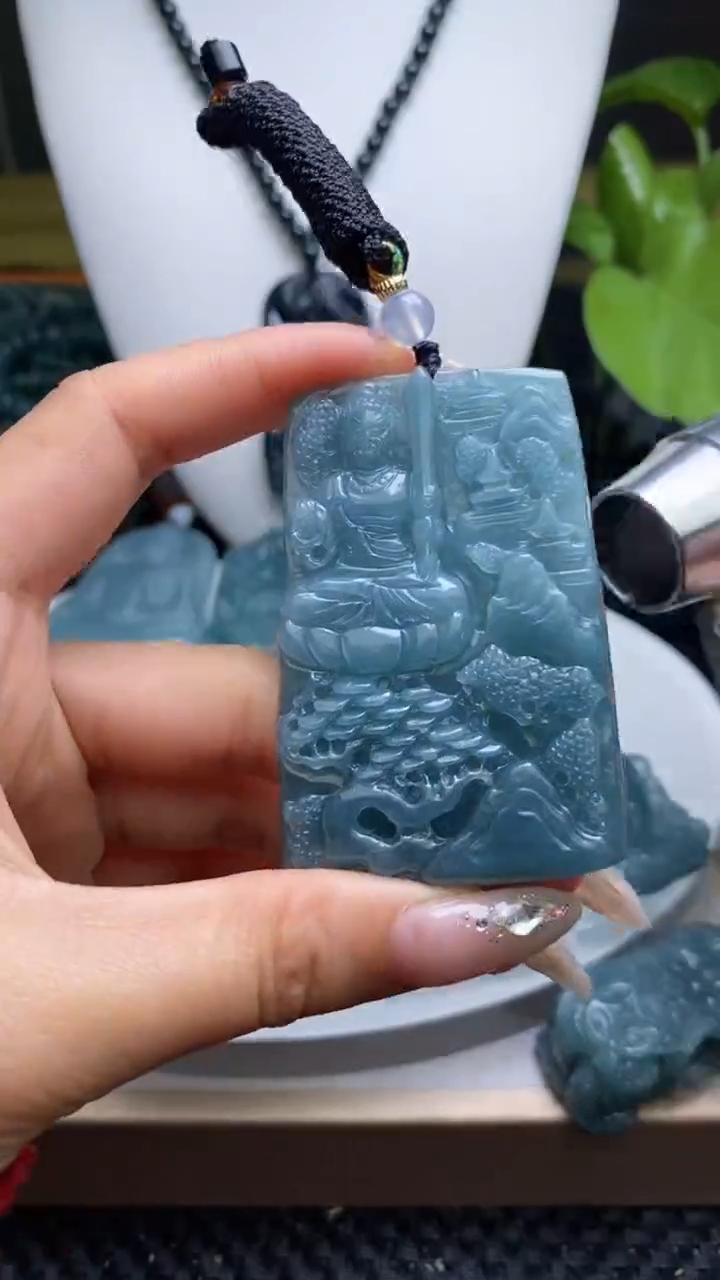 翡翠未镶嵌颈饰         