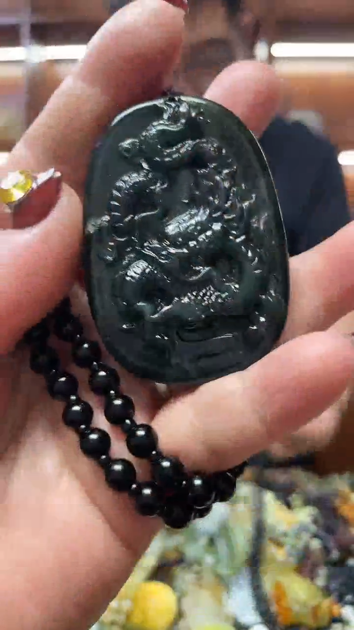 未镶嵌蛇纹石玉吊坠      