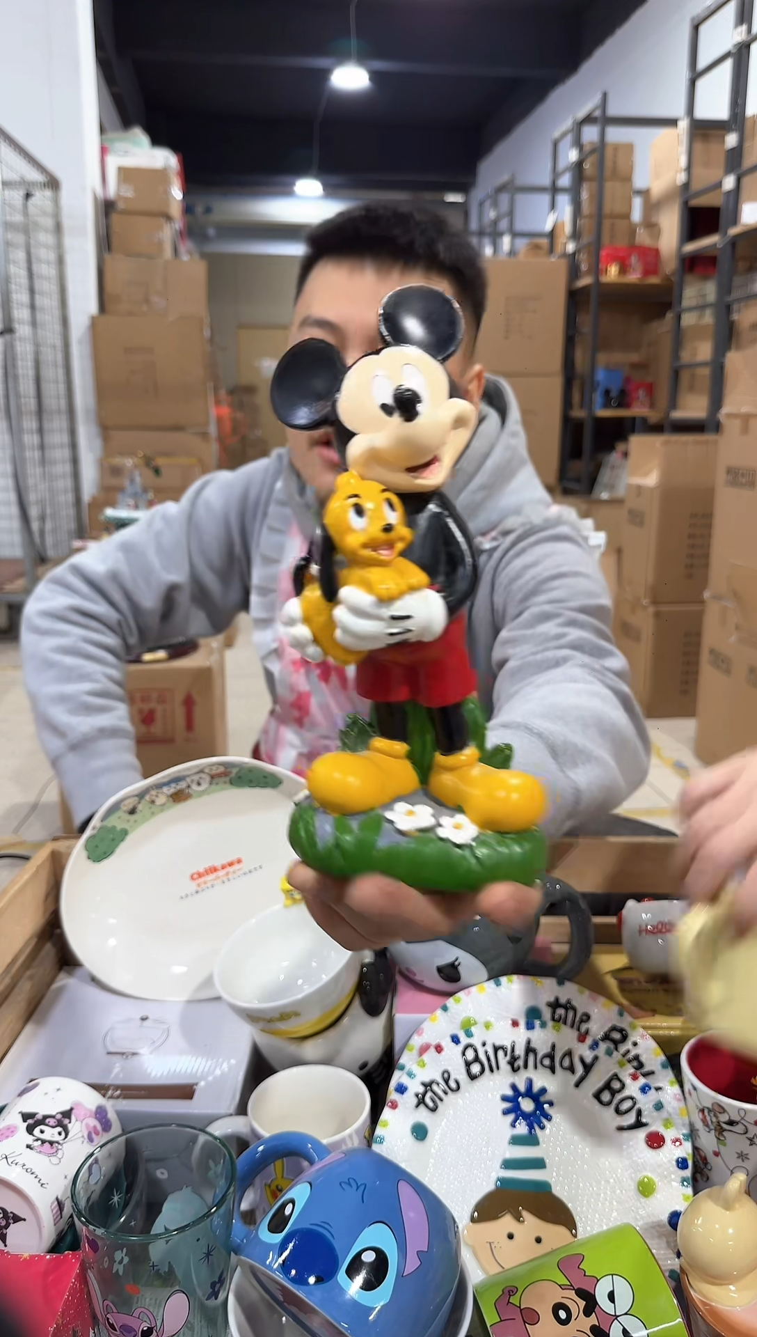 瓷片米奇抱布鲁托摆件