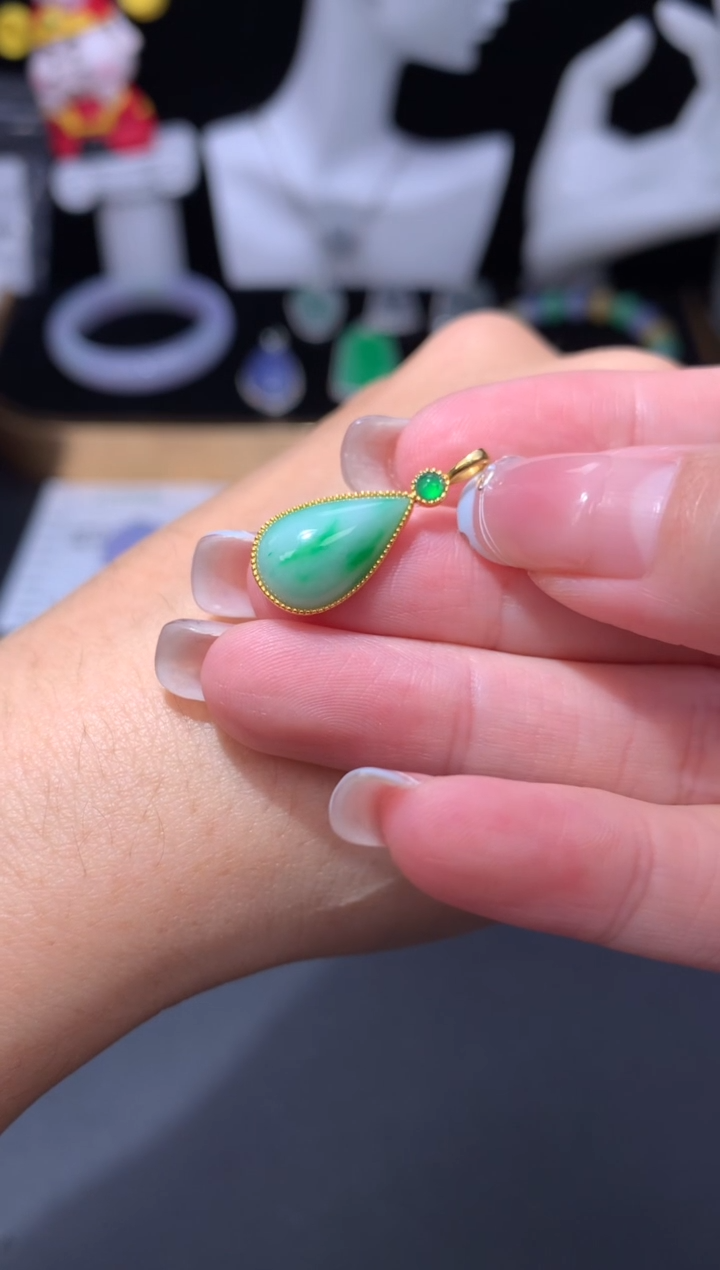 颈饰18K金镶嵌翡翠48小时鉴赏期 退货不扣服务费