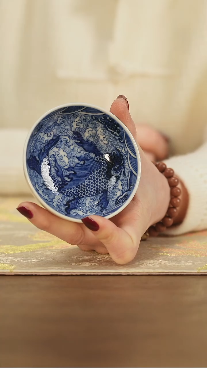 【闪购商品】景德镇手工青花锦鲤普洱杯