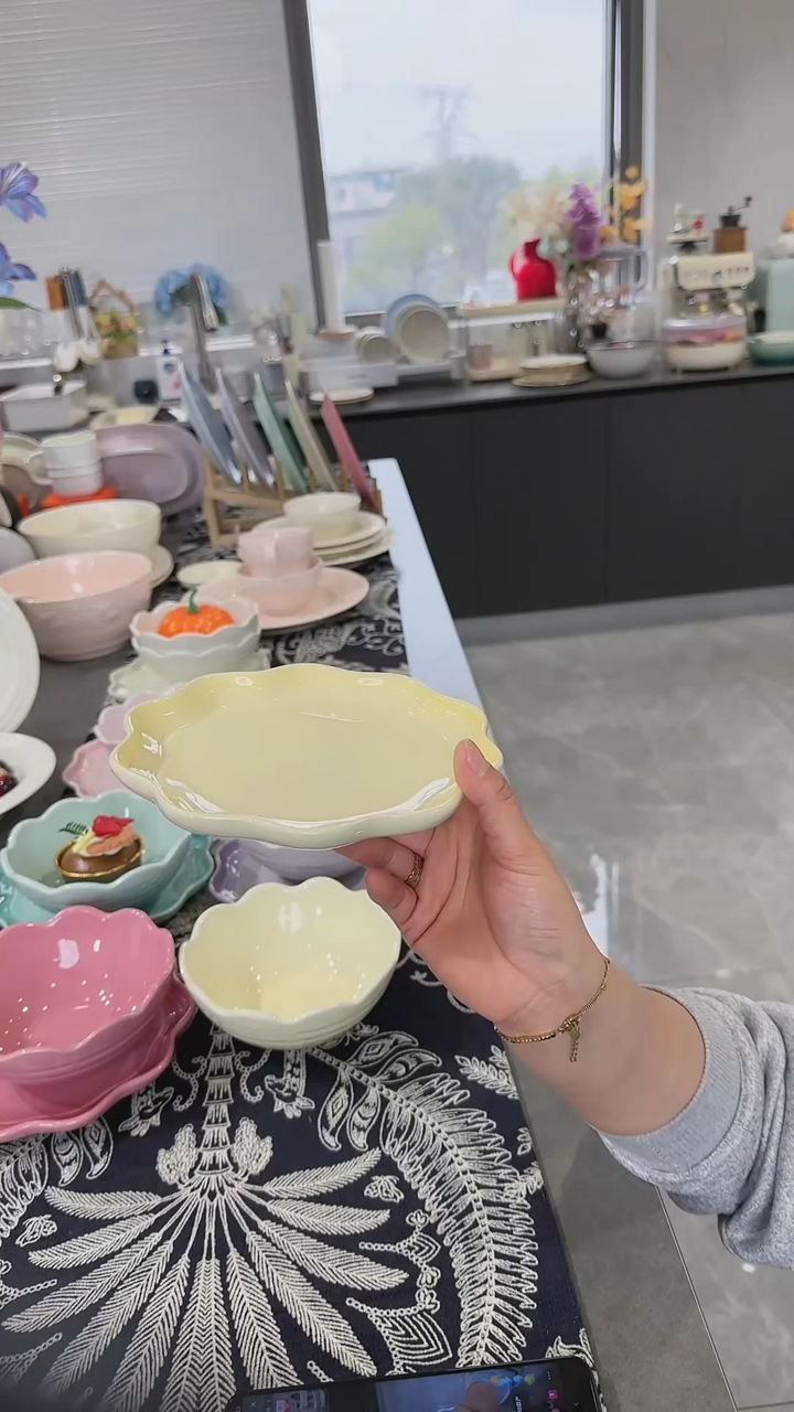 【闪购商品】瓷炻彩花边盘18CM-鹅绒黄