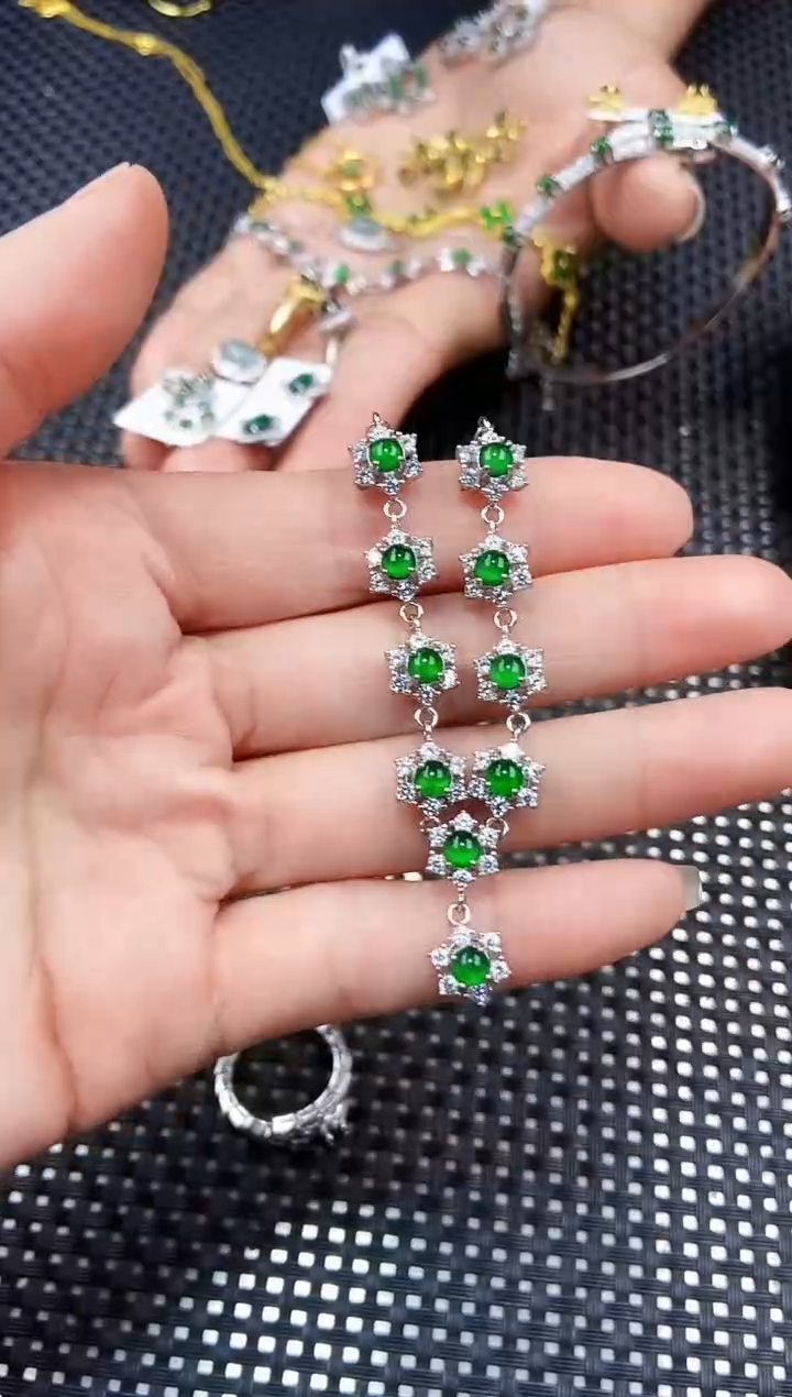 【闪购商品】翡翠颈饰未镶嵌11111111