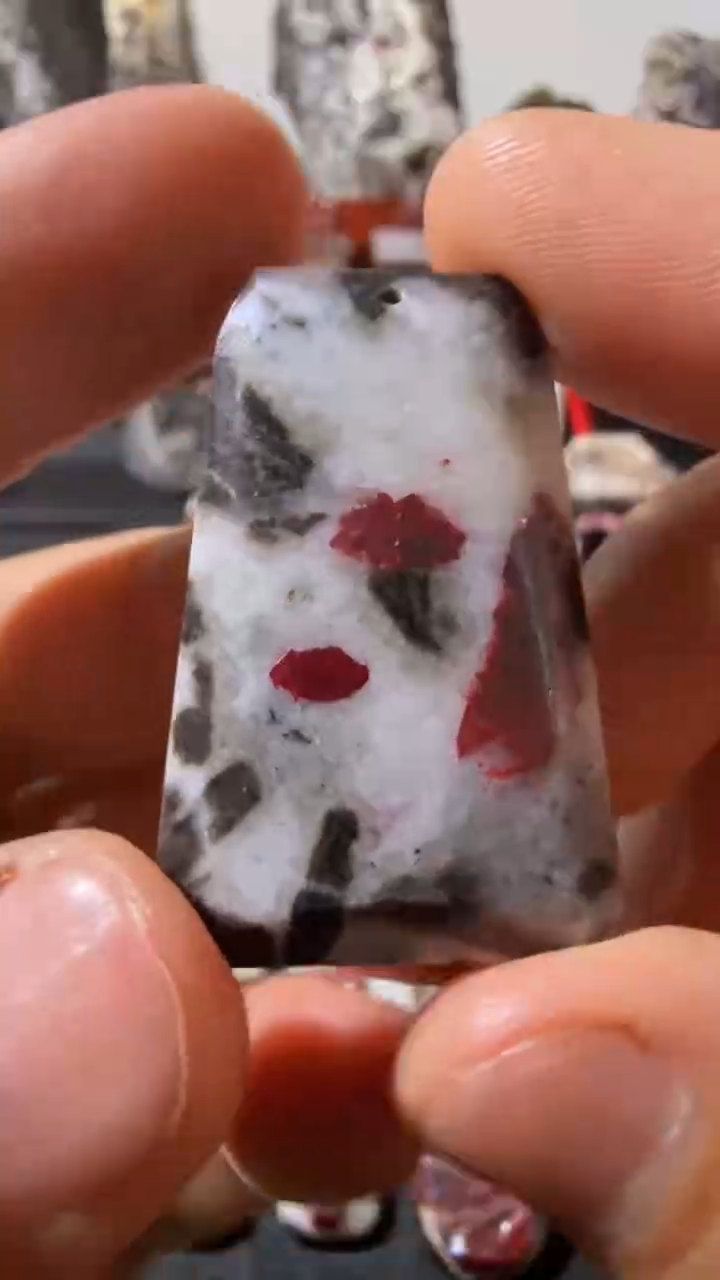 天然辰砂天然辰砂天然朱砂大晶砂随行吊坠