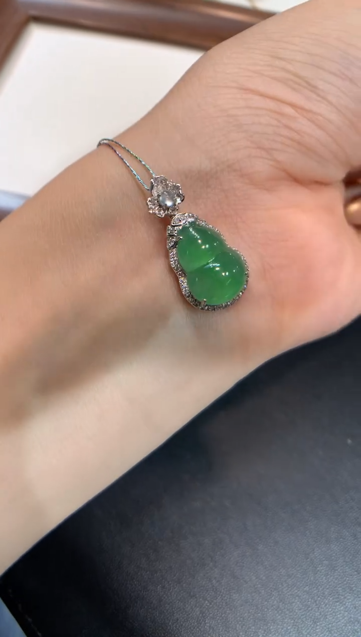 颈饰18K金镶嵌翡翠葫芦