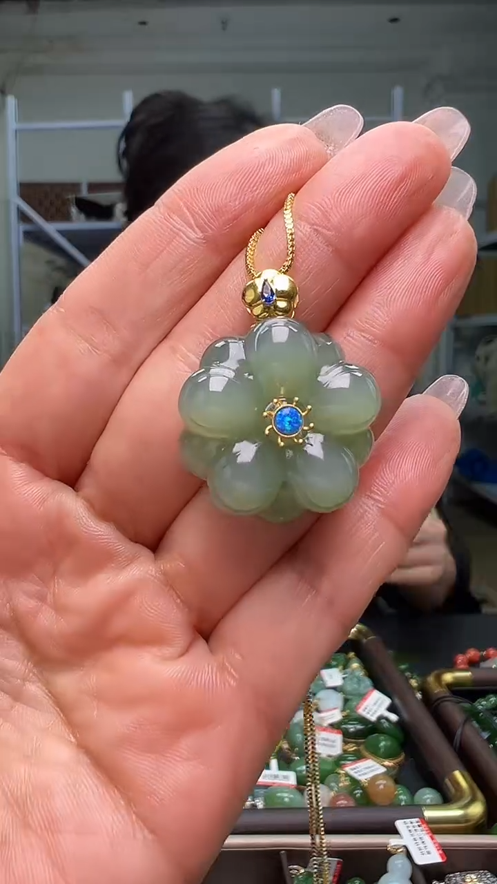 颈饰18K金镶嵌和田玉（多样性发货.发其一)12.06.59