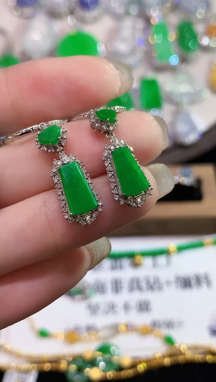 18K金镶嵌翡翠耳饰KQ多样性发其一