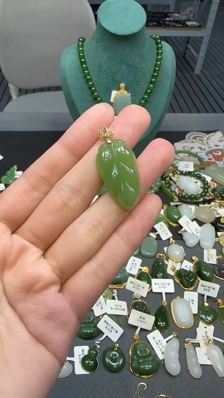 18K金镶嵌和田玉挂件1