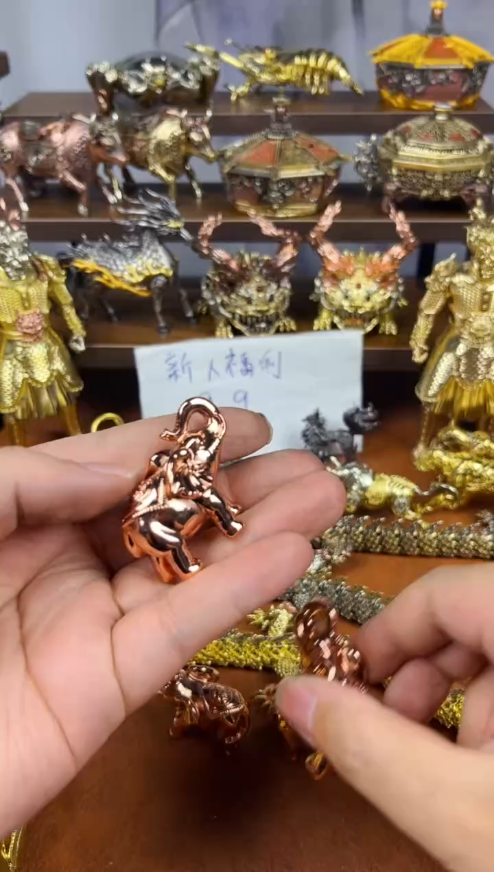 单个大象镀金鼻子朝上