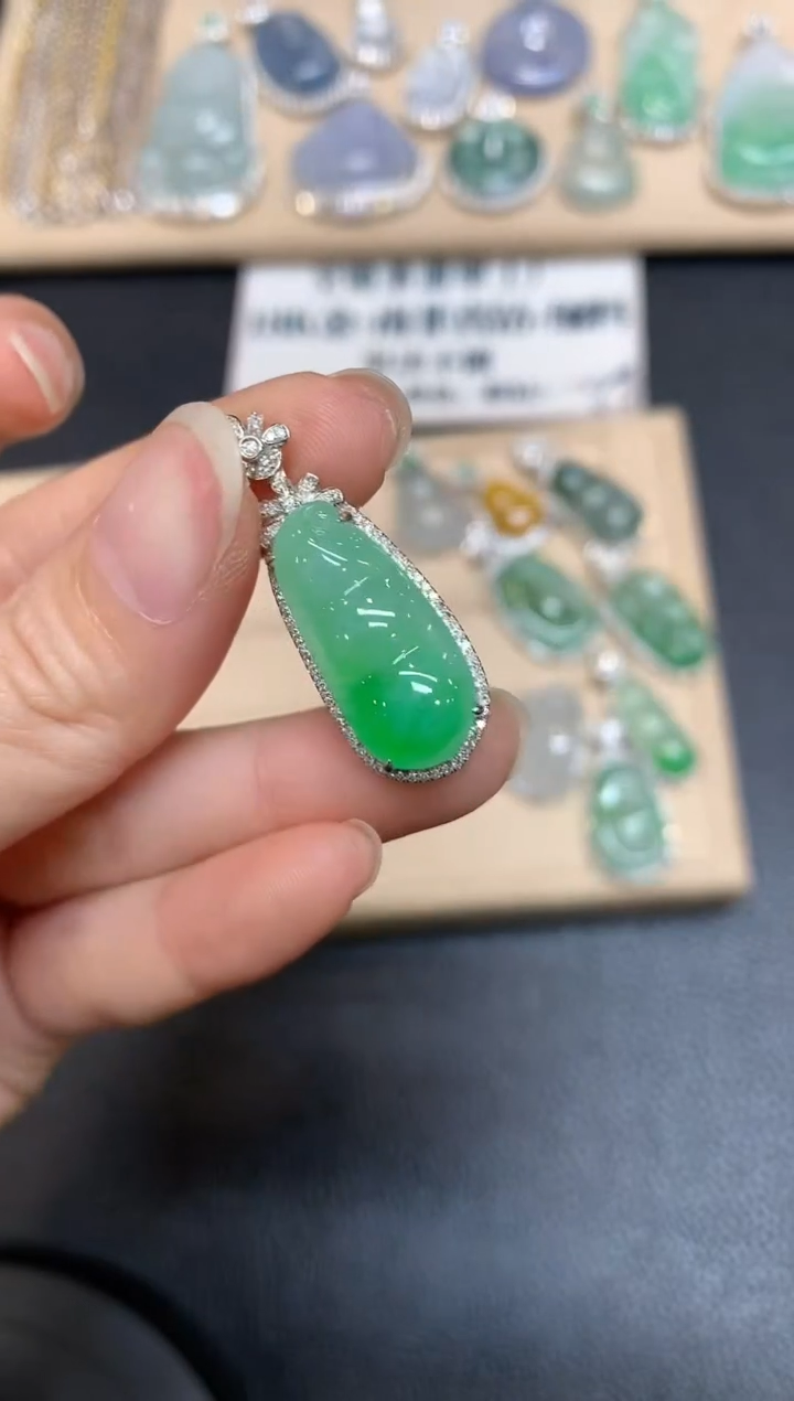 【闪购商品】翡翠颈饰18K金镶嵌福豆【无服务费