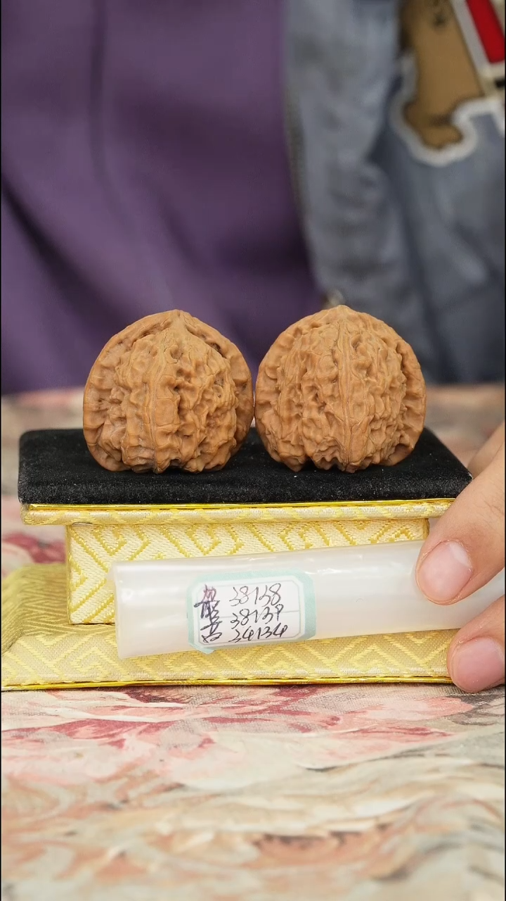 【闪购商品】文玩核桃把件白狮子