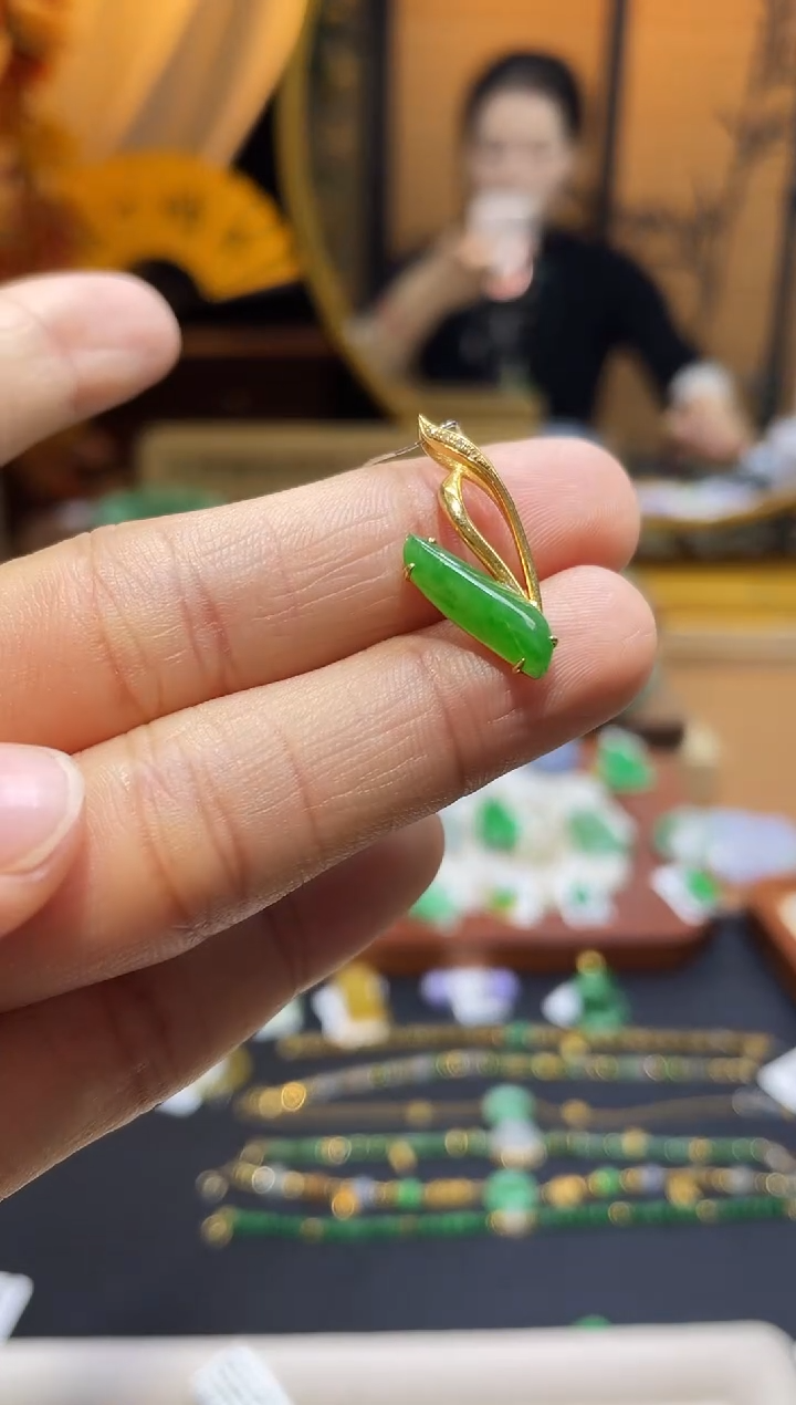 颈饰18K金镶嵌翡翠18K金镶嵌