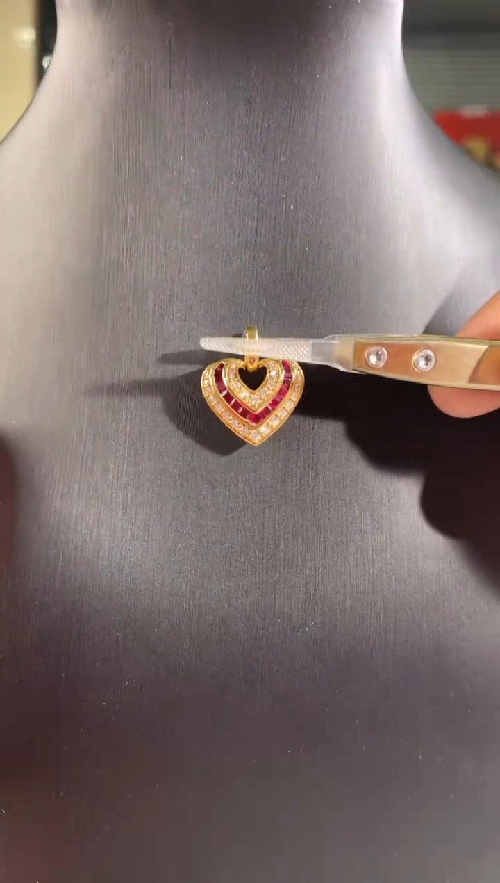 【闪购商品】红宝石颈饰18K金镶嵌心型吊坠金4.186g