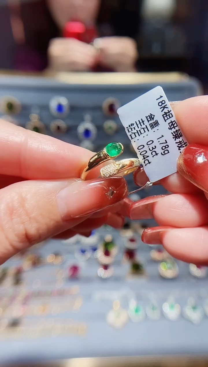 【闪购商品】祖母绿戒指18K金镶嵌0.3..