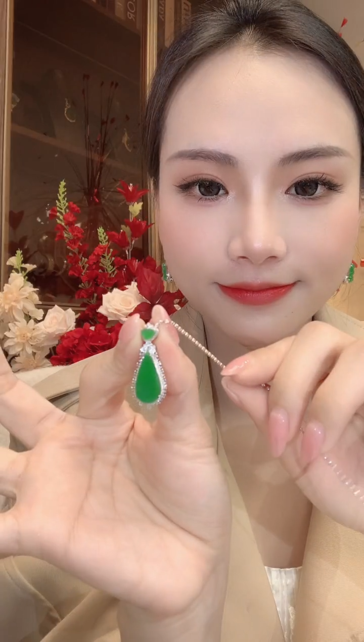 【闪购商品】翡翠吊坠(不含链)18K金镶嵌C23