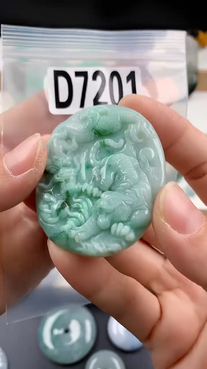 颈饰未镶嵌翡翠天然翡翠吊坠挂件