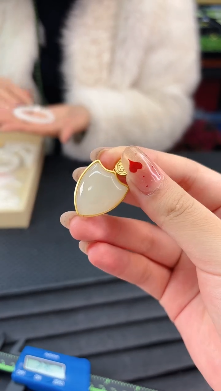 颈饰银S925镶嵌和田玉吊坠盾牌款一个