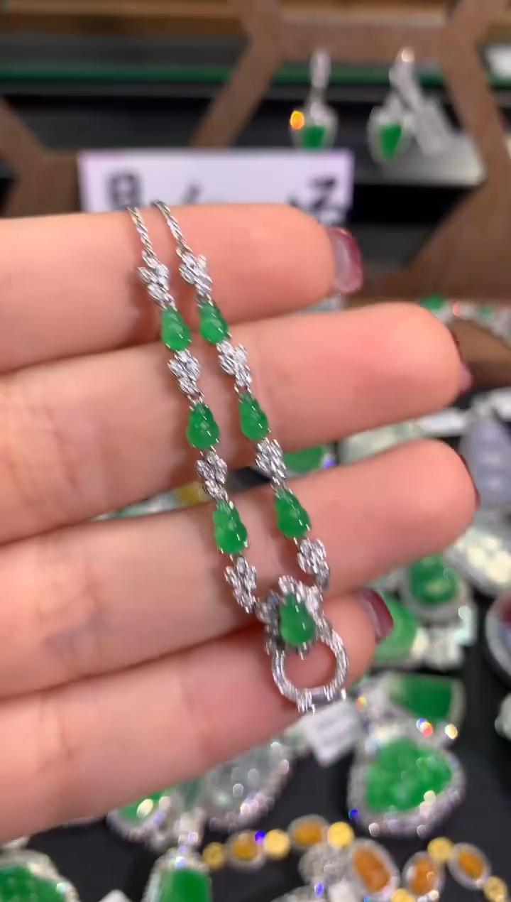 【闪购商品】翡翠吊坠(不含链)18K金镶嵌套链