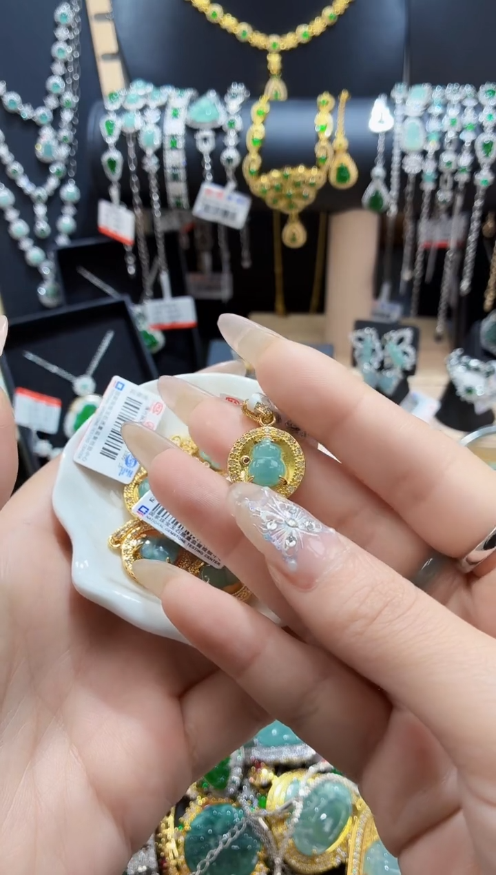 翡翠未镶嵌颈饰天然翡翠a货 多样性发其一
