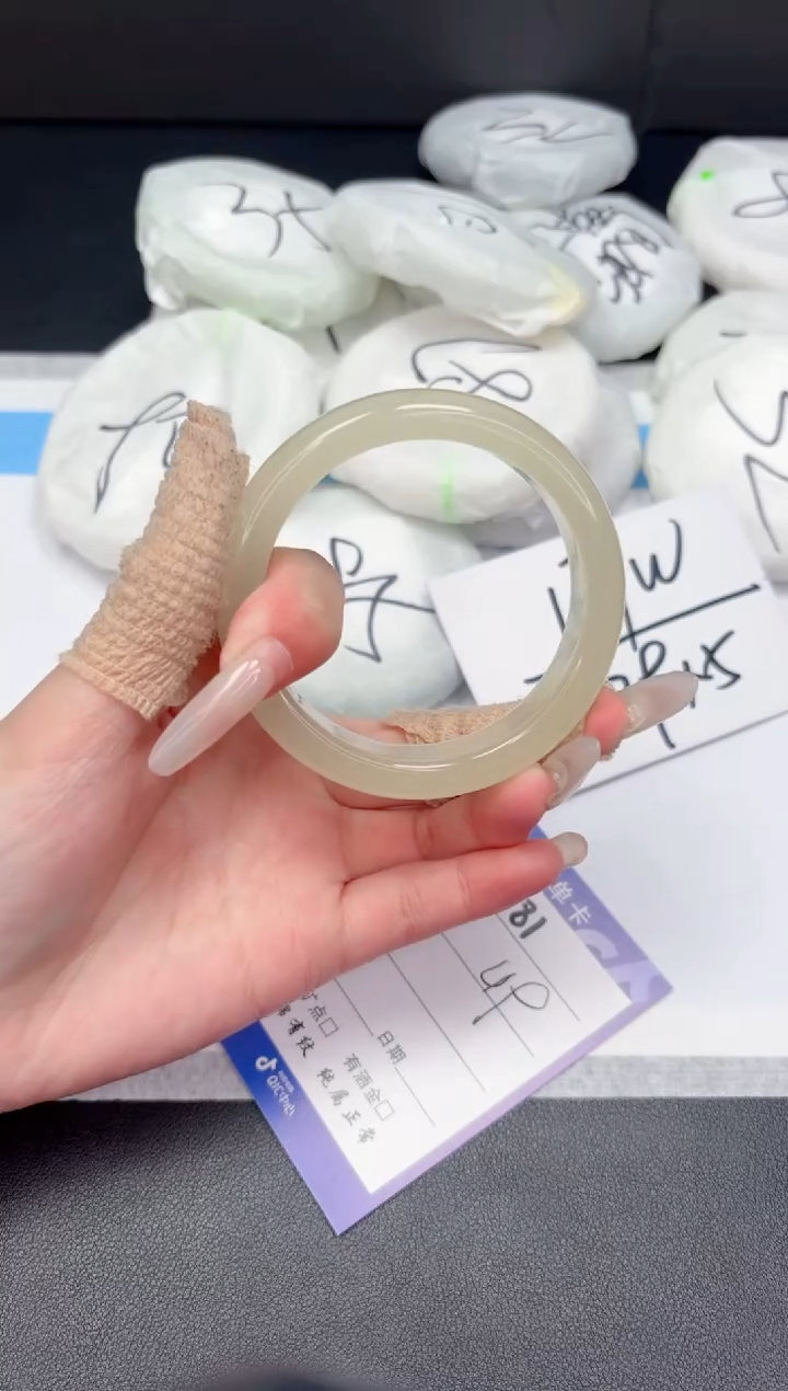 【闪购商品】石英质玉手镯未镶嵌181-56.4