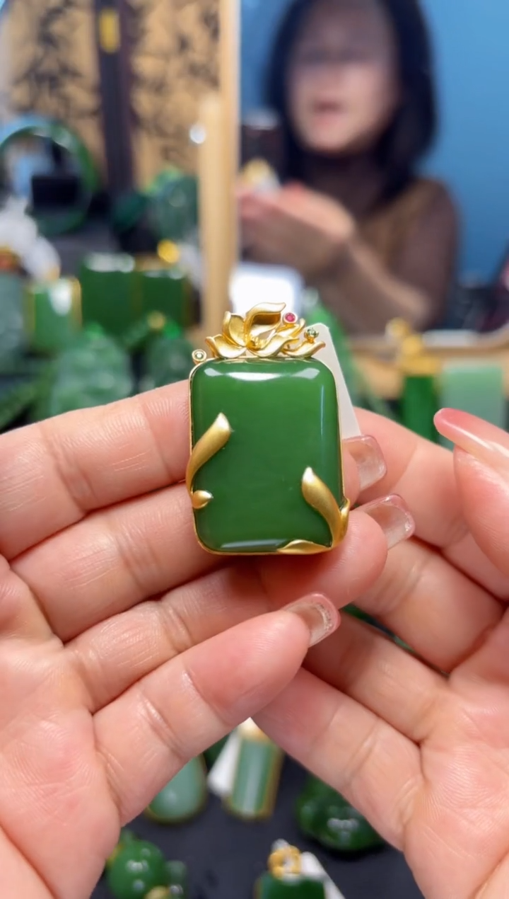 【闪购商品】和田玉（碧玉）吊坠(赠链)18K金镶嵌1