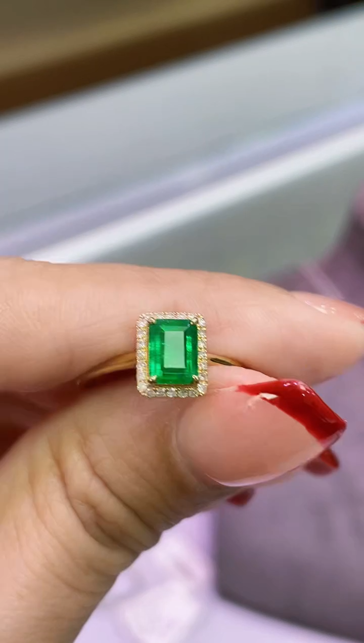 【闪购商品】祖母绿戒指18K金镶嵌0.81克拉
