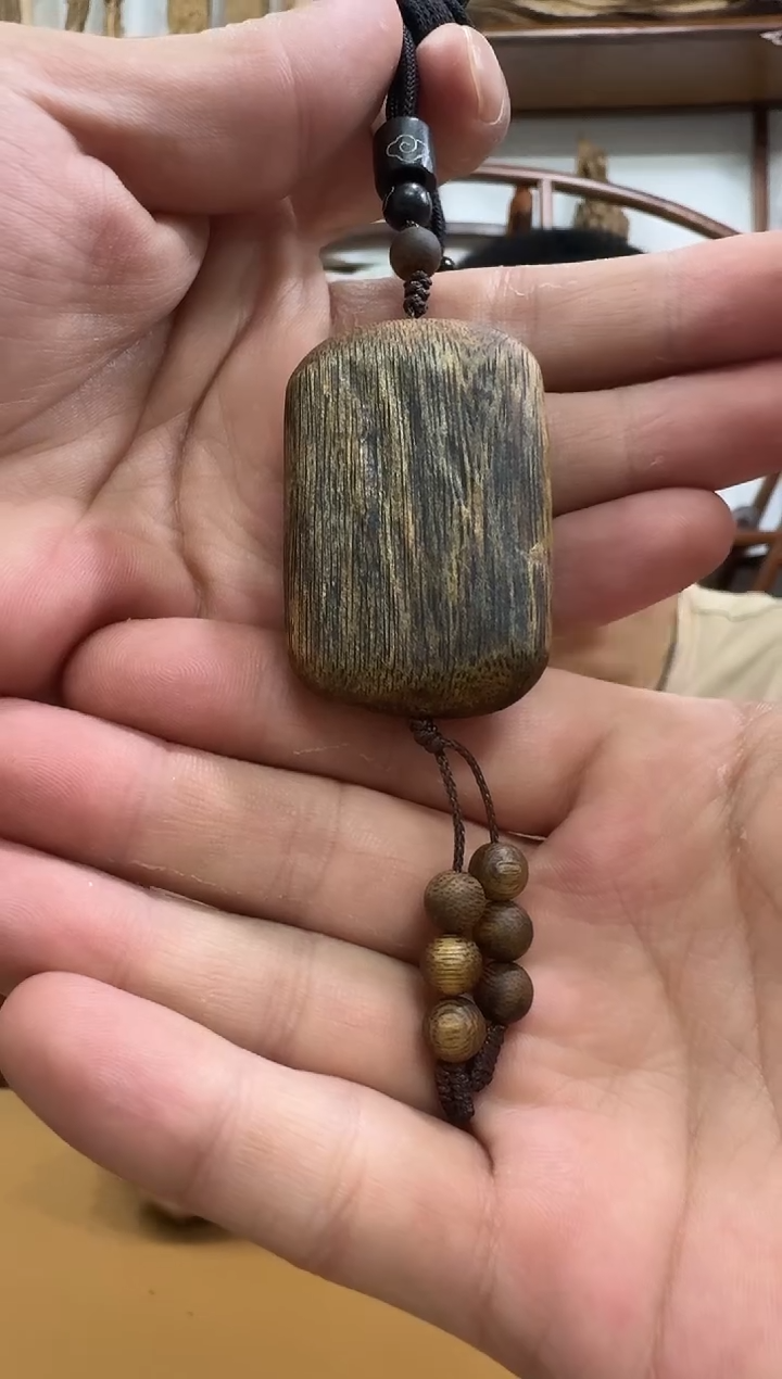 吊坠沉香尖峰岭凤尾无事牌奇楠吊坠多样性发一