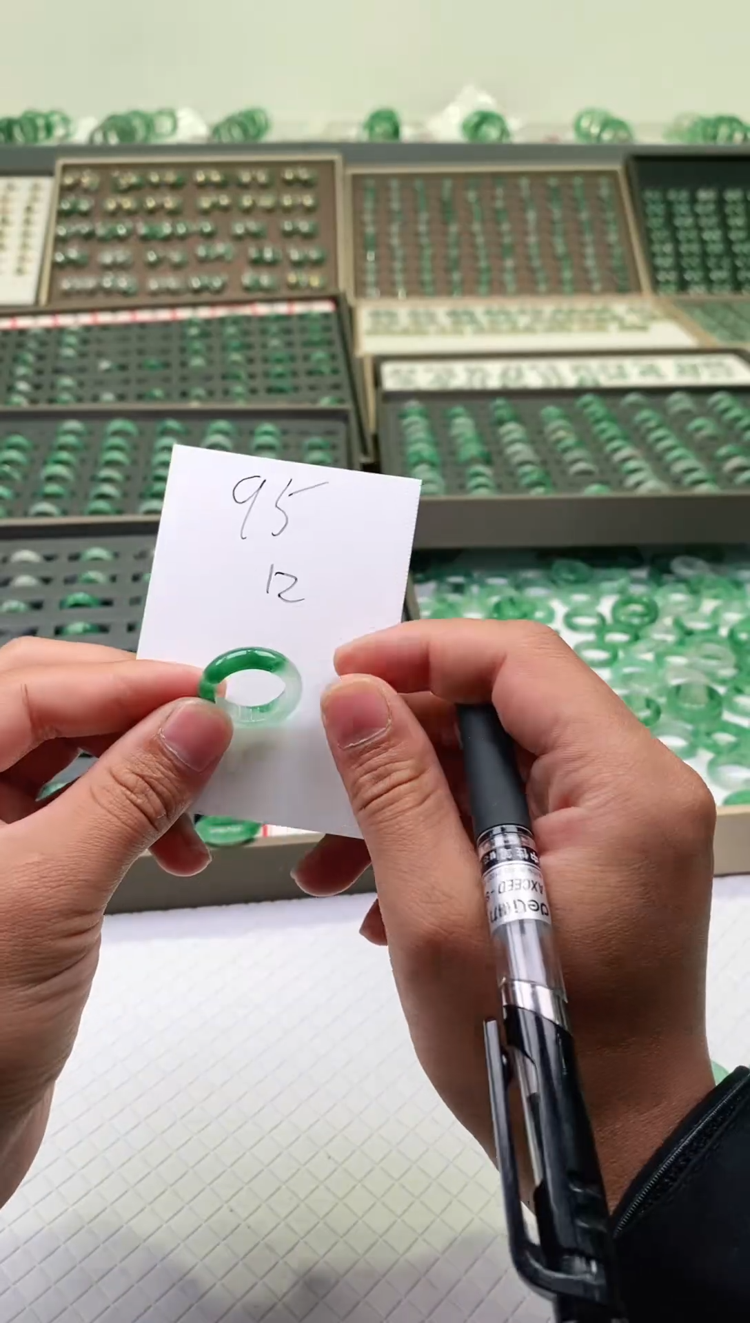 未镶嵌石英质玉（非洲翠）戒圈微瑕戒圈12