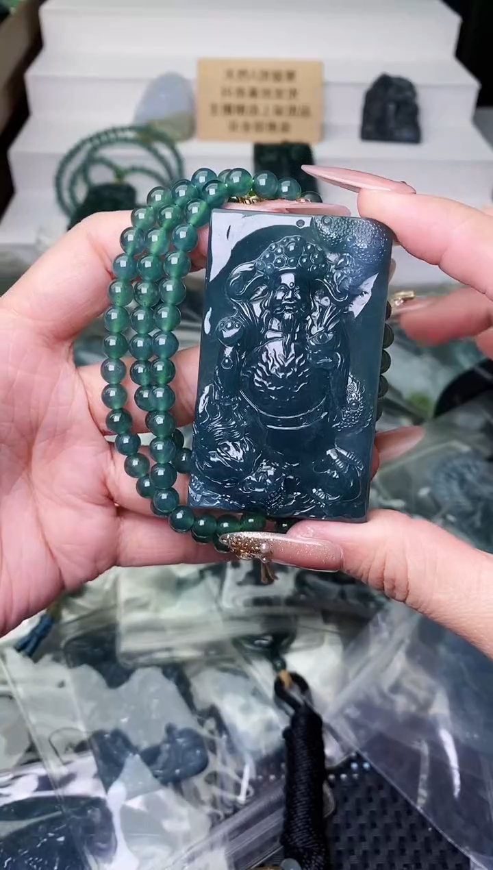 颈饰未镶嵌翡翠 