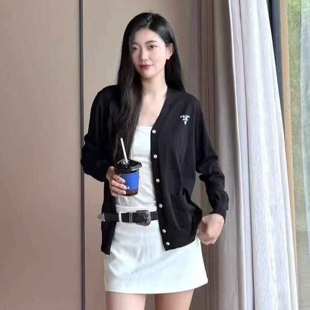 未使用 Prada/普拉达 字母纯色长袖针织衫