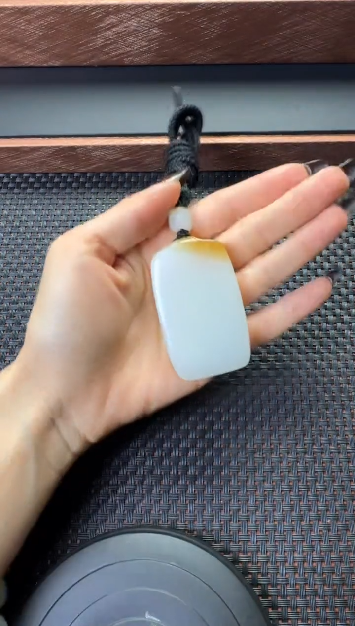 吊坠(赠链)未镶嵌和田玉且末金山糖白无事牌