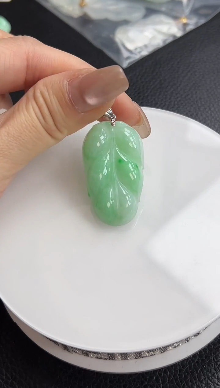 【闪购商品】翡翠颈饰18K金镶嵌叶子