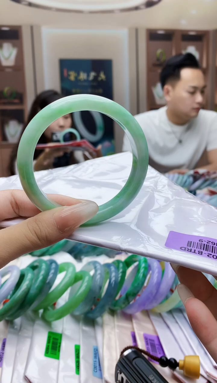 翡翠手镯未镶嵌有***以AAAA