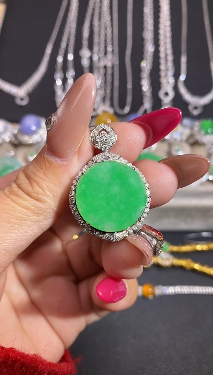 颈饰18K金镶嵌翡翠吊坠