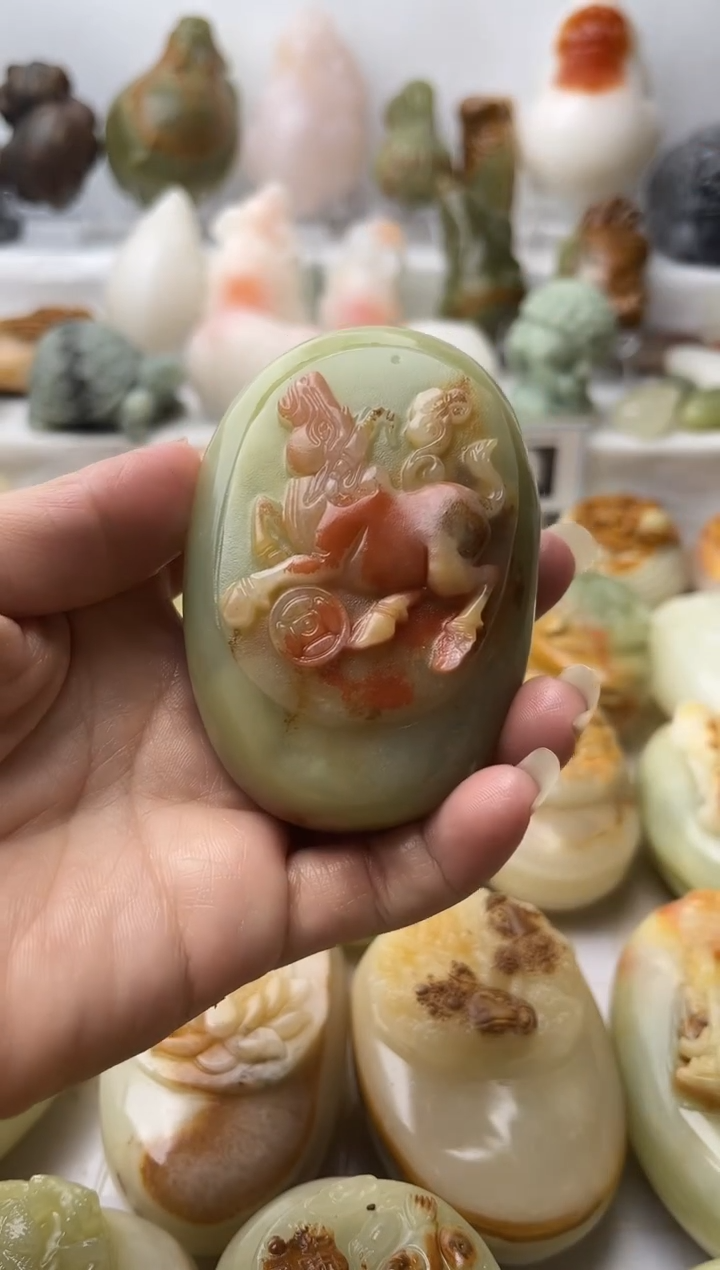 石材方解石手把件不退换微瑕牛