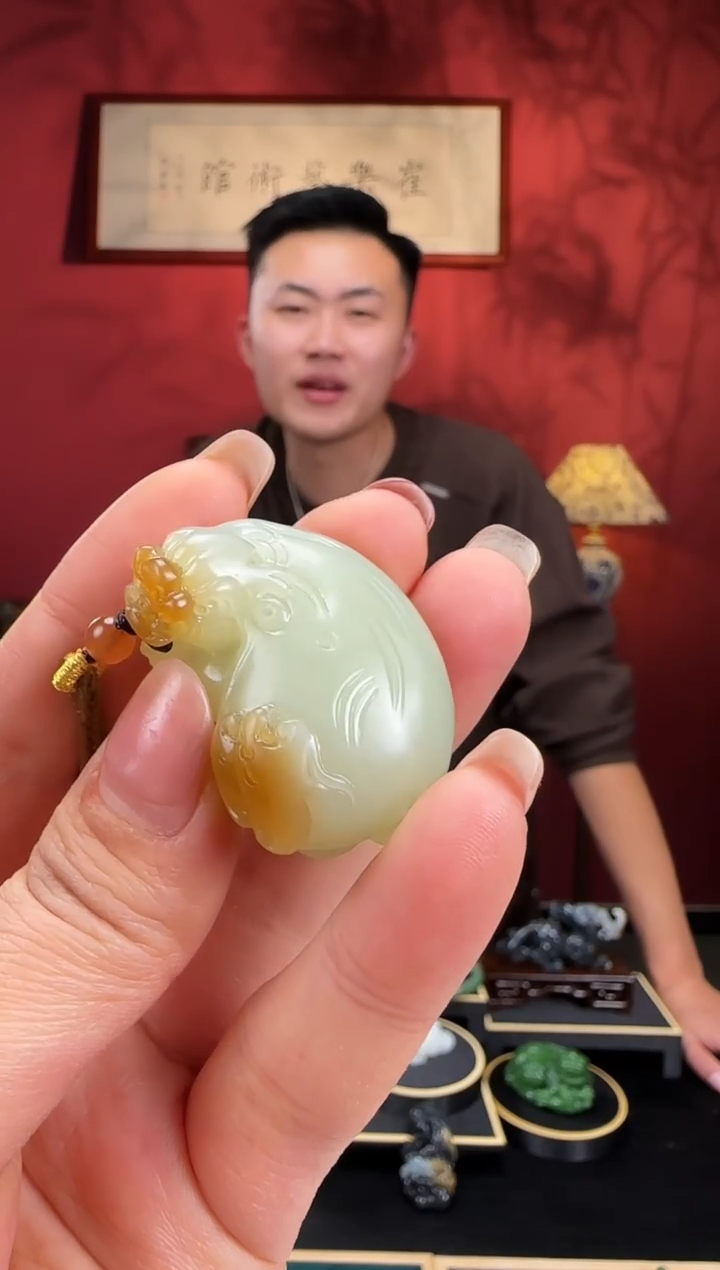 未镶嵌和田玉挂件糖黄俏色龙龟m40